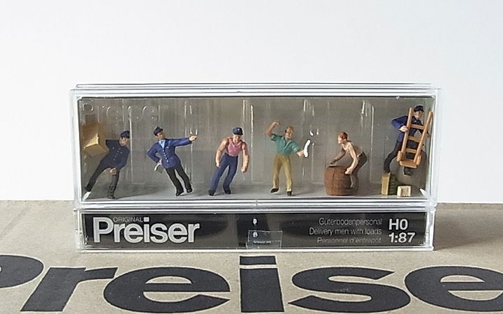 Preiser/プライザー 10016 HO 1/87 荷物を持つ配達員