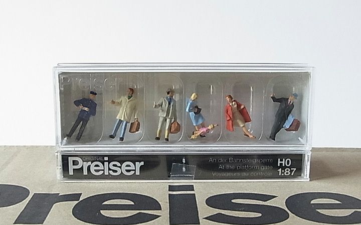 Preiser/プライザー 10029 HO 1/87 プラットホームにて