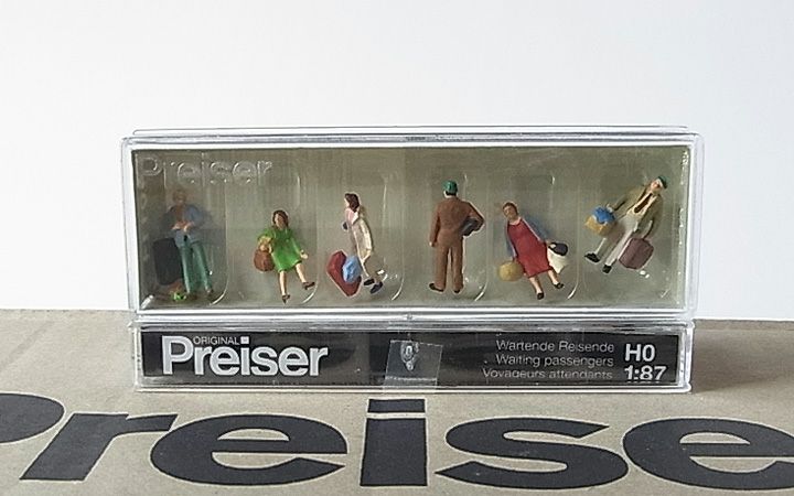 Preiser/プライザー 10114 HO 1/87 待っている乗客