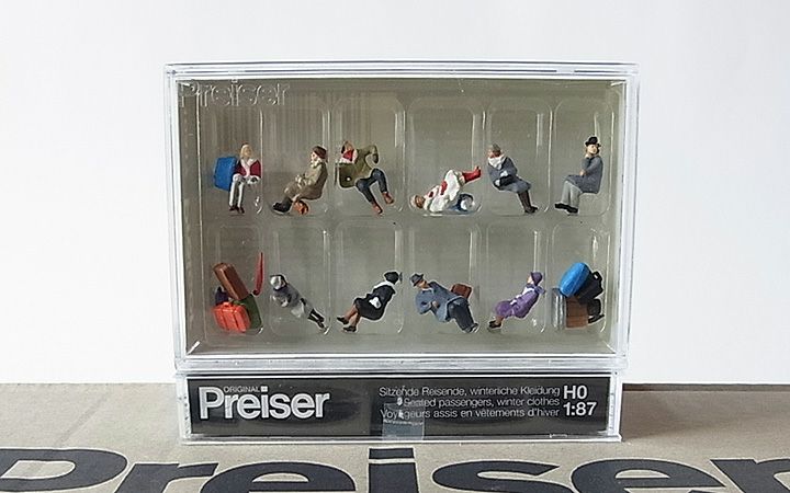 Preiser/プライザー 10317 HO 1/87 座っている乗客 冬服