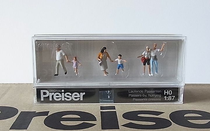 Preiser/プライザー 10326 HO 1/87 急いでいる通行人