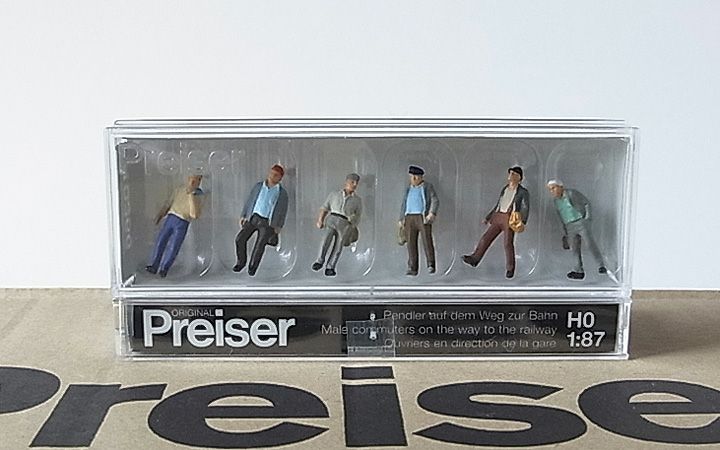 Preiser/プライザー 10366 HO 1/87 駅に向かう途中の男性通勤客