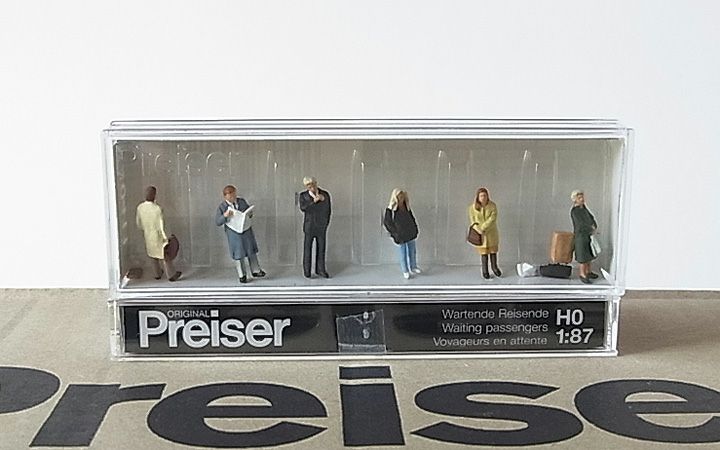 Preiser/プライザー 10411 HO 1/87 待っている乗客