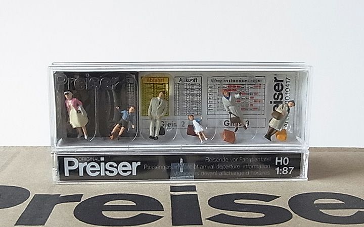 Preiser/プライザー 10417 HO 1/87 時刻表で調べる乗客