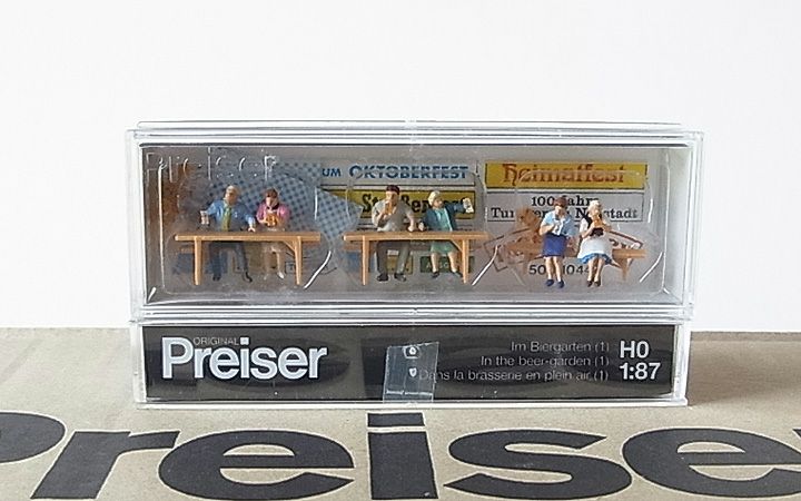 Preiser/プライザー 10448 HO 1/87 ビアガーデンにて (1)