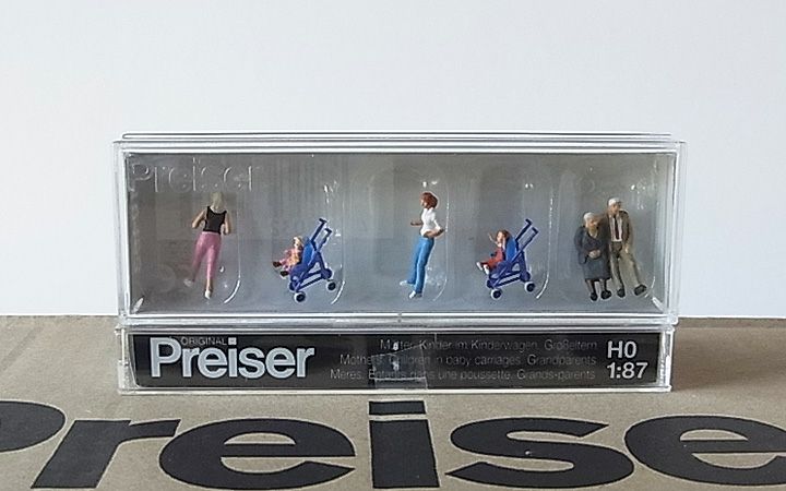 Preiser/プライザー 10493 HO 1/87 ベビーカーをひくお母さんと祖父母