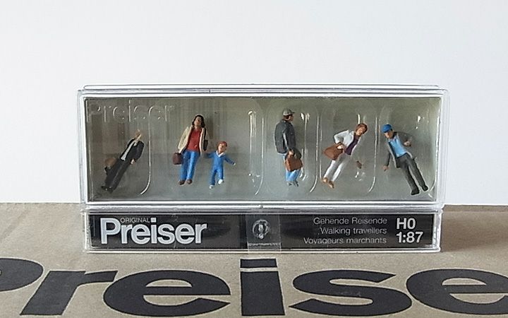 Preiser/プライザー 10516 HO 1/87 歩いている旅行客