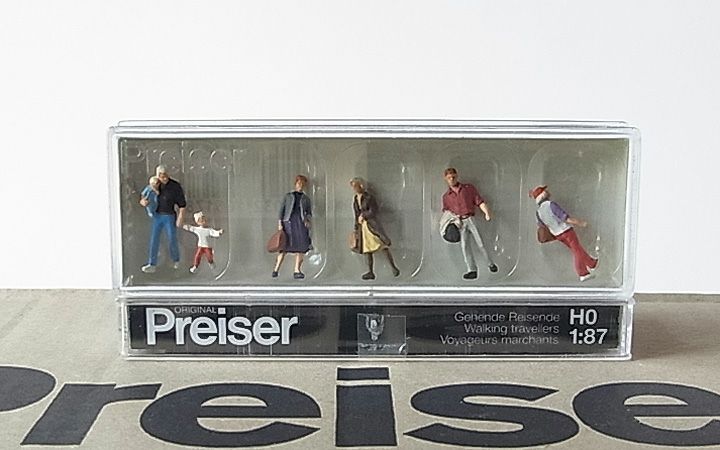 Preiser/プライザー 10517 HO 1/87 歩いている旅行客