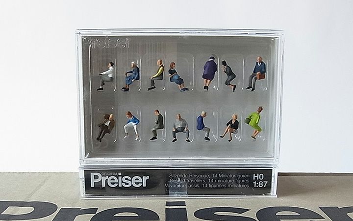 Preiser/プライザー 10524 HO 1/87 座っている旅行客