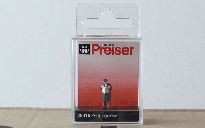 Preiser/プライザー 28016 HO 1/87 新聞を読む男性