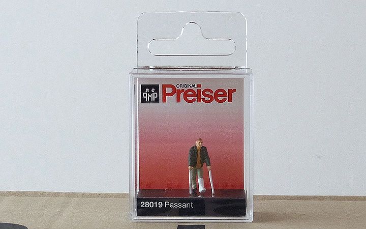 Preiser/プライザー 28019 HO 1/87 松葉杖をつく男性