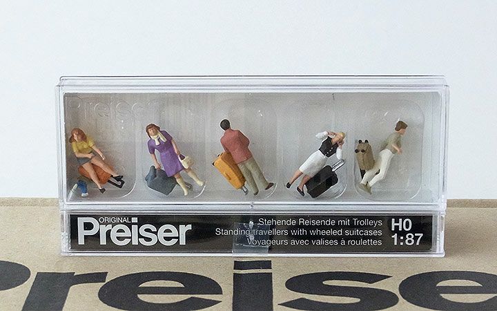 Preiser/プライザー 10641 HO 1/87 スーツケースと立っている旅行者