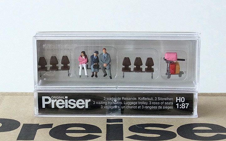Preiser/プライザー 10661 HO 1/87 ベンチで待つ3人の旅行者とスーツケース