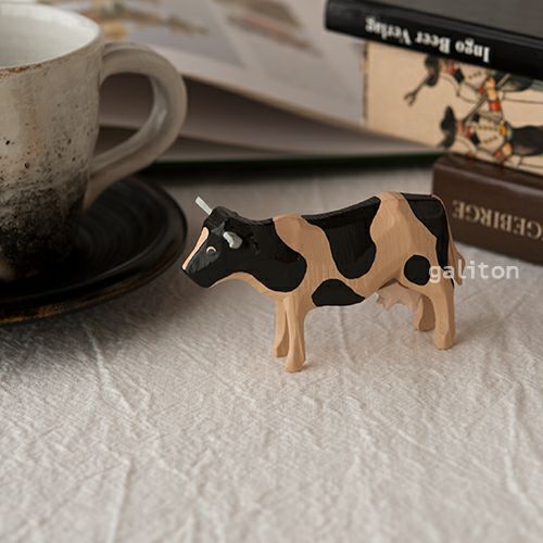 クリスティアンヴェルナー Christian Werner ウシ 黒ブチ メス（大）